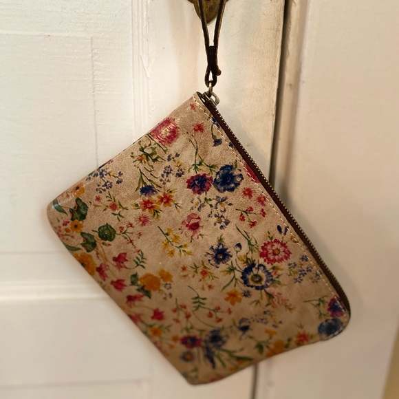 Patricia Nash Handbags - P. Nash floral wristlet. NWOT